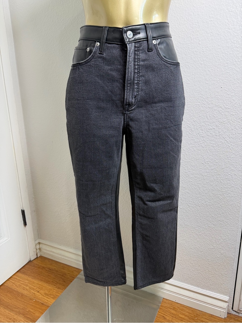 Abercrombie Mixed Fabric 90s
High Rise Ankle Straight Jean-Black Relaxed 4/27